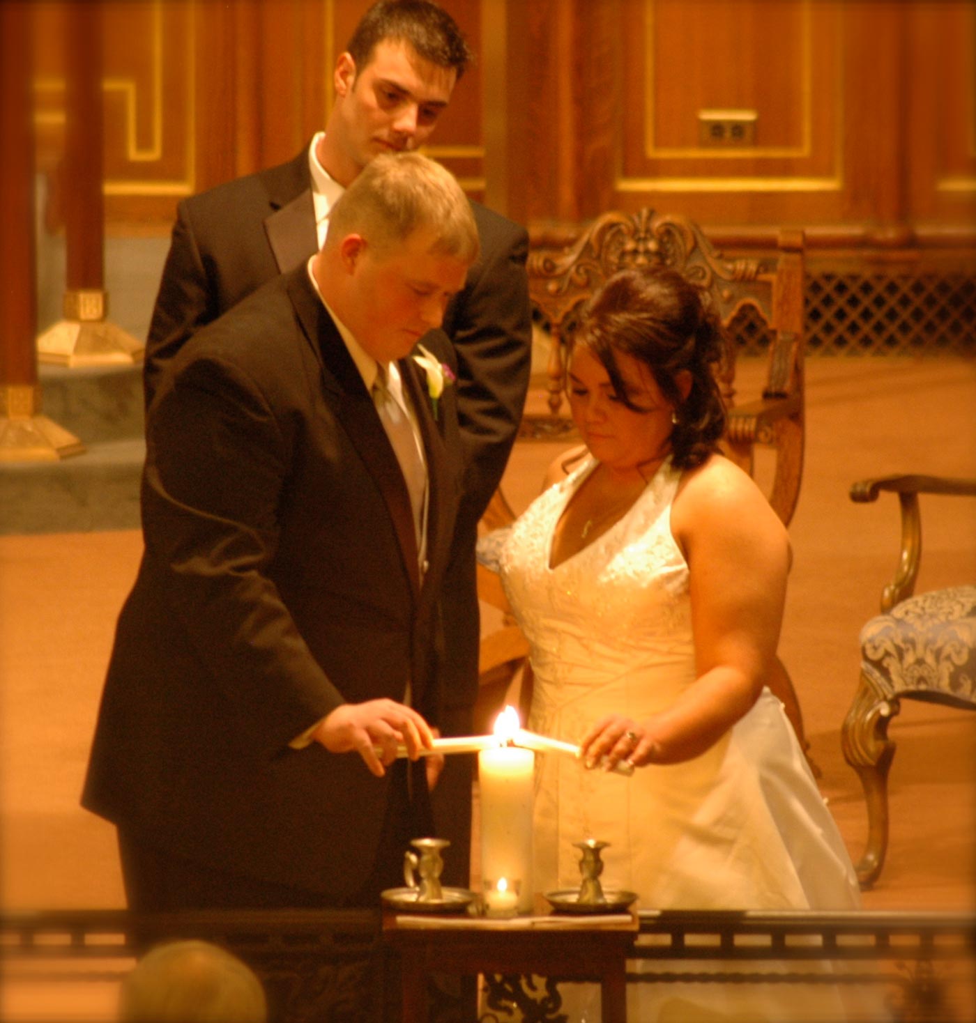 bride_and_groom_lighting_candle