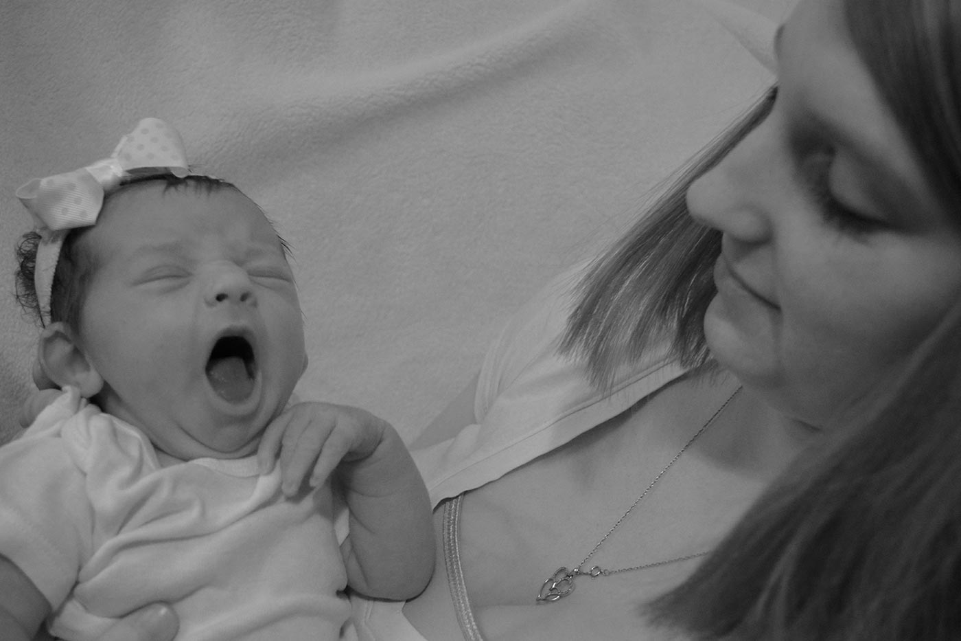 yawning_baby_with_mom