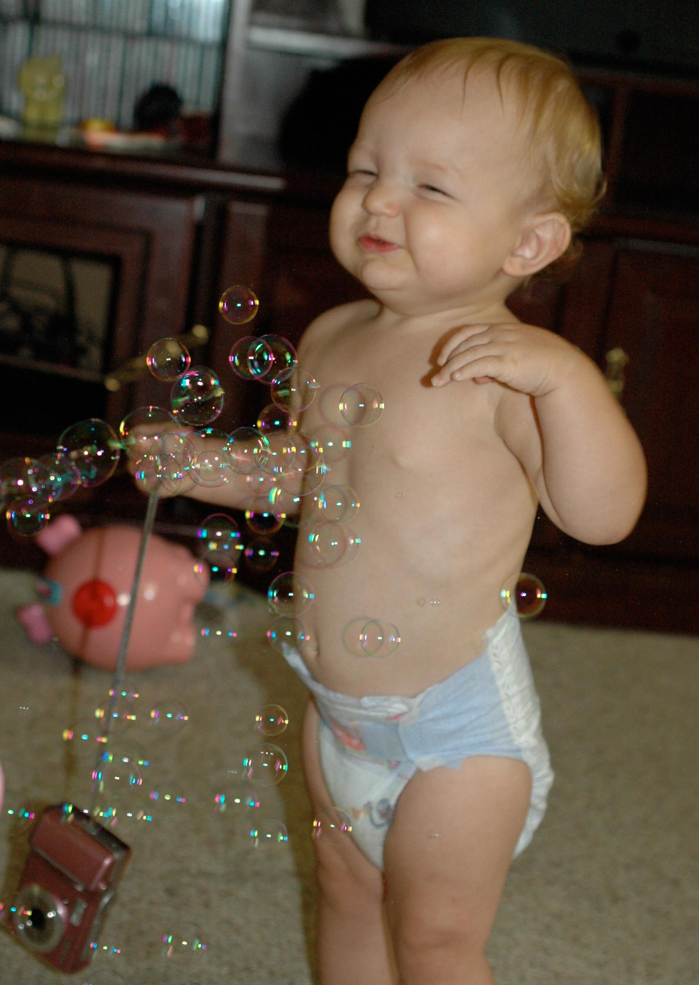 baby_girl_playing_with_bubbles